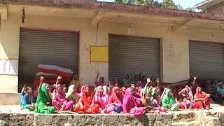 ठेके के खिलाफ महिलाओं का प्रदर्शन, बोरिया-बिस्तर लेकर बैठी धरने पर