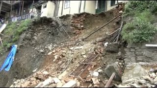ऐतिहासिक रिहायशी भवन का गिरा डंगा, 9 परिवारों पर मंडराया खतरा