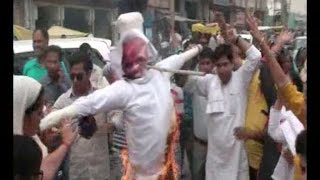 महिला कांग्रेस ने चूड़ियां पहनाकर जलाया PM मोदी का पुतला
