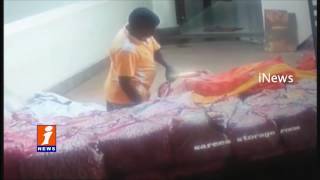 Caught on CCTV Footage | Man robbed Sarees of Kanaka Durga from DurgaTemple | Vijayawada | iNews