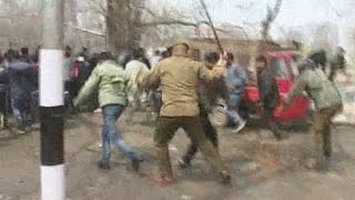 श्रीनगर में कर्मचारियों पर बरसे डंडे, पुलिस ने दौड़ा-दौड़ा कर पीटा