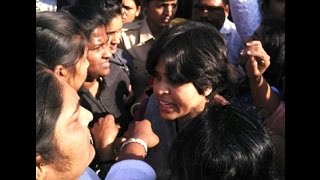 Shani Shingnapur row- Women activists in talks with trustees seeking entry - News Video