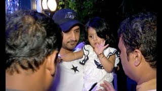 Cricketer Harbhajan Singh's daughter gets irritate from camera flashes