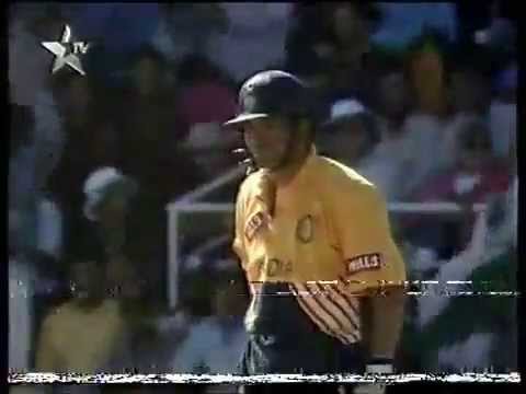 SACHIN Tendulkar " KISSED " By a Fan ON THE CRICKET FIELD !! Must WATCH - Cricket Classic Video
