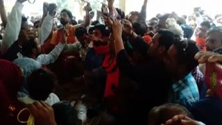 बीजेपी नेता की दबंगई, कोतवाल को की चुड़ियां पहनाने की कोशिश
