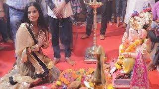 Poonam Pandey VISITS Andheri Cha Raja To Take Blessings - 2017 Ganesh Chaturthi