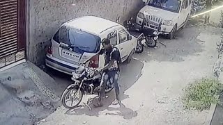 चोर ने दिनदहाड़े बाइक पर किया हाथ साफ