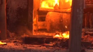 दुकान में लगी आग, ट्रैफिक पुलिसकर्मी ने बाहर निकाले जलते सिलेंडर
