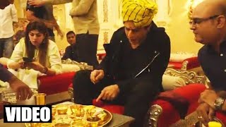 (Video) Shahrukh Khan At Virasat Hotel In Jaipur, Eating Rajasthani Thali