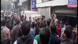 दिल्ली - कैश ना मिलने पर गुस्साई भीड़ ने किया जमकर हंगामा