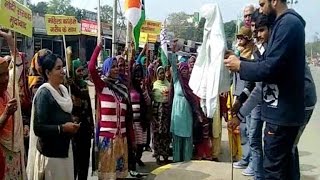प्रियंका पर कटियार की टिप्पणी से भड़की महिला कांग्रेस, फूंका पुतला