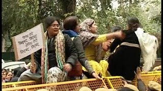 महिला कांग्रेस का भाजपा कार्यालय पर प्रदर्शन, कटियार से माफी की मांग
