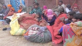 नए साल में बेघर हुए 27 गरीब परिवार, तंबू गाड़कर धरने पर बैठे