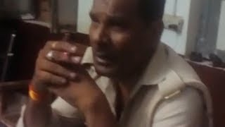 योगी सरकार की अय्याश पुलिस, थाने में सिगरेट पीते मिला पुलिसकर्मी